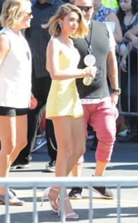 Sarah Hyland feet photo thumbnail