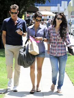 Halle Berry feet photo thumbnail