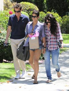 Halle Berry feet photo thumbnail