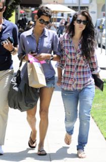 Halle Berry feet photo thumbnail
