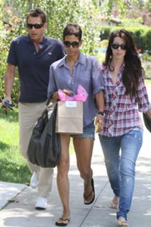 Halle Berry feet photo thumbnail