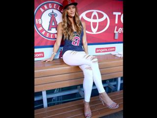 Nina Agdal feet photo thumbnail