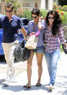 Halle Berry feet photo thumbnail