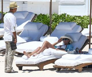 Jessica Alba feet photo thumbnail
