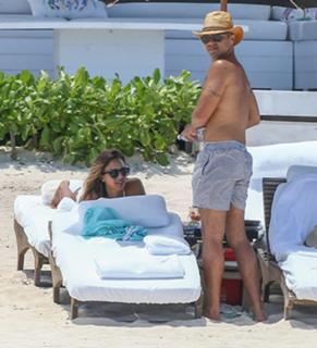 Jessica Alba feet photo thumbnail
