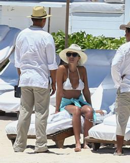 Jessica Alba feet photo thumbnail