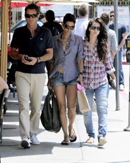 Halle Berry feet photo thumbnail