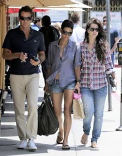 Halle Berry feet photo thumbnail
