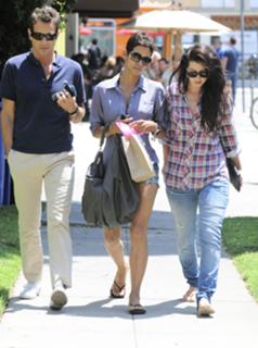 Halle Berry feet photo thumbnail