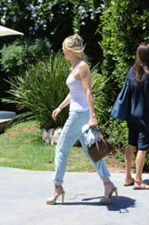 Anna Faris feet photo thumbnail