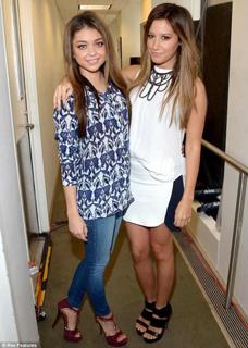 Sarah Hyland feet photo thumbnail