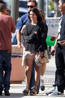 Shenae Grimes-Beech feet photo thumbnail