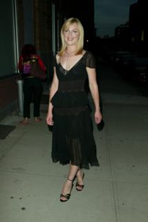 Elisabeth Röhm feet photo thumbnail