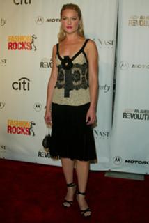 Elisabeth Röhm feet photo thumbnail