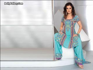 Dia Mirza feet photo thumbnail