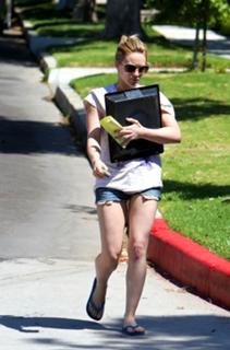 Hilary Duff feet photo thumbnail