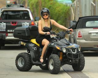 Khloé Kardashian feet photo thumbnail