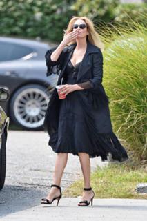Uma Thurman feet photo thumbnail