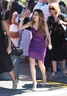 Laura Marano feet photo thumbnail