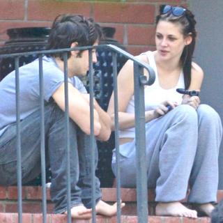 Kristen Stewart feet photo thumbnail