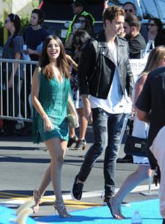Victoria Justice feet photo thumbnail