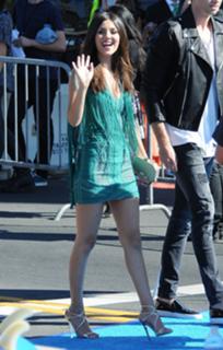 Victoria Justice feet photo thumbnail