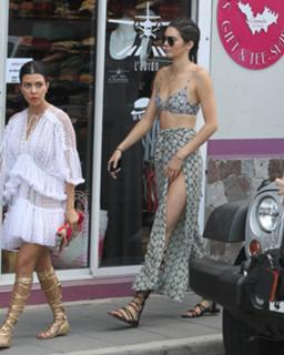 Kendall Jenner feet photo thumbnail