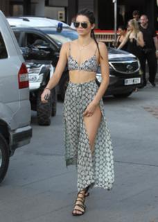Kendall Jenner feet photo thumbnail