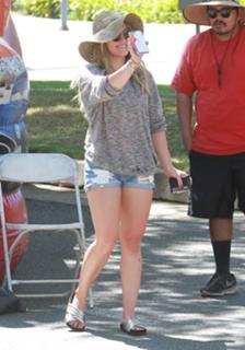 Hilary Duff feet photo thumbnail