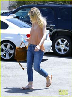 Dakota Fanning feet photo thumbnail