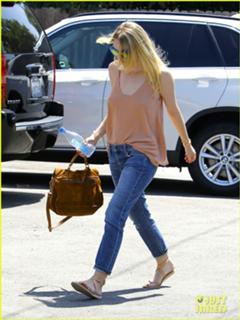 Dakota Fanning feet photo thumbnail