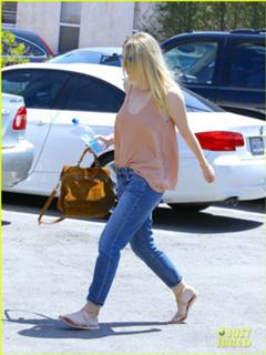 Dakota Fanning feet photo thumbnail
