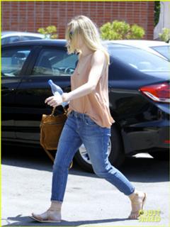 Dakota Fanning feet photo thumbnail
