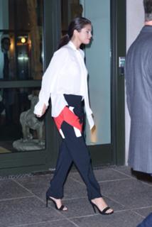 Selena Gomez feet photo thumbnail