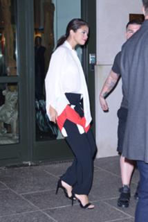Selena Gomez feet photo thumbnail