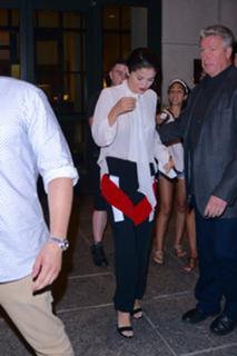 Selena Gomez feet photo thumbnail