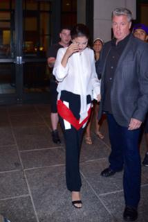 Selena Gomez feet photo thumbnail