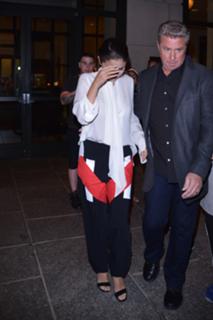 Selena Gomez feet photo thumbnail