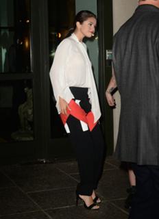 Selena Gomez feet photo thumbnail