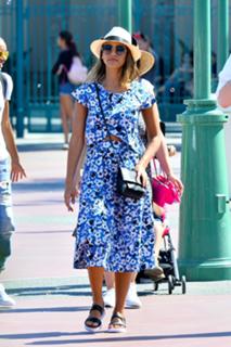 Jessica Alba feet photo thumbnail