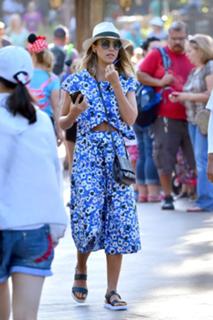 Jessica Alba feet photo thumbnail