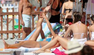 Michelle Hunziker feet photo thumbnail