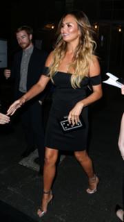 Chrissy Teigen feet photo thumbnail