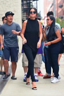 Selena Gomez feet photo thumbnail