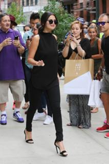 Selena Gomez feet photo thumbnail