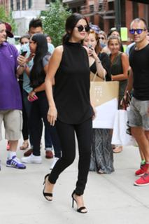 Selena Gomez feet photo thumbnail