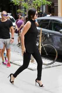 Selena Gomez feet photo thumbnail