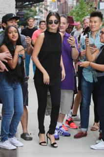 Selena Gomez feet photo thumbnail