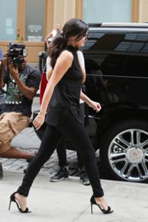 Selena Gomez feet photo thumbnail