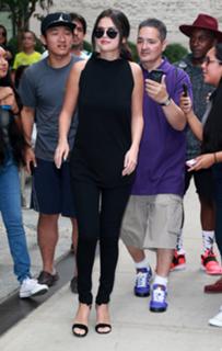 Selena Gomez feet photo thumbnail